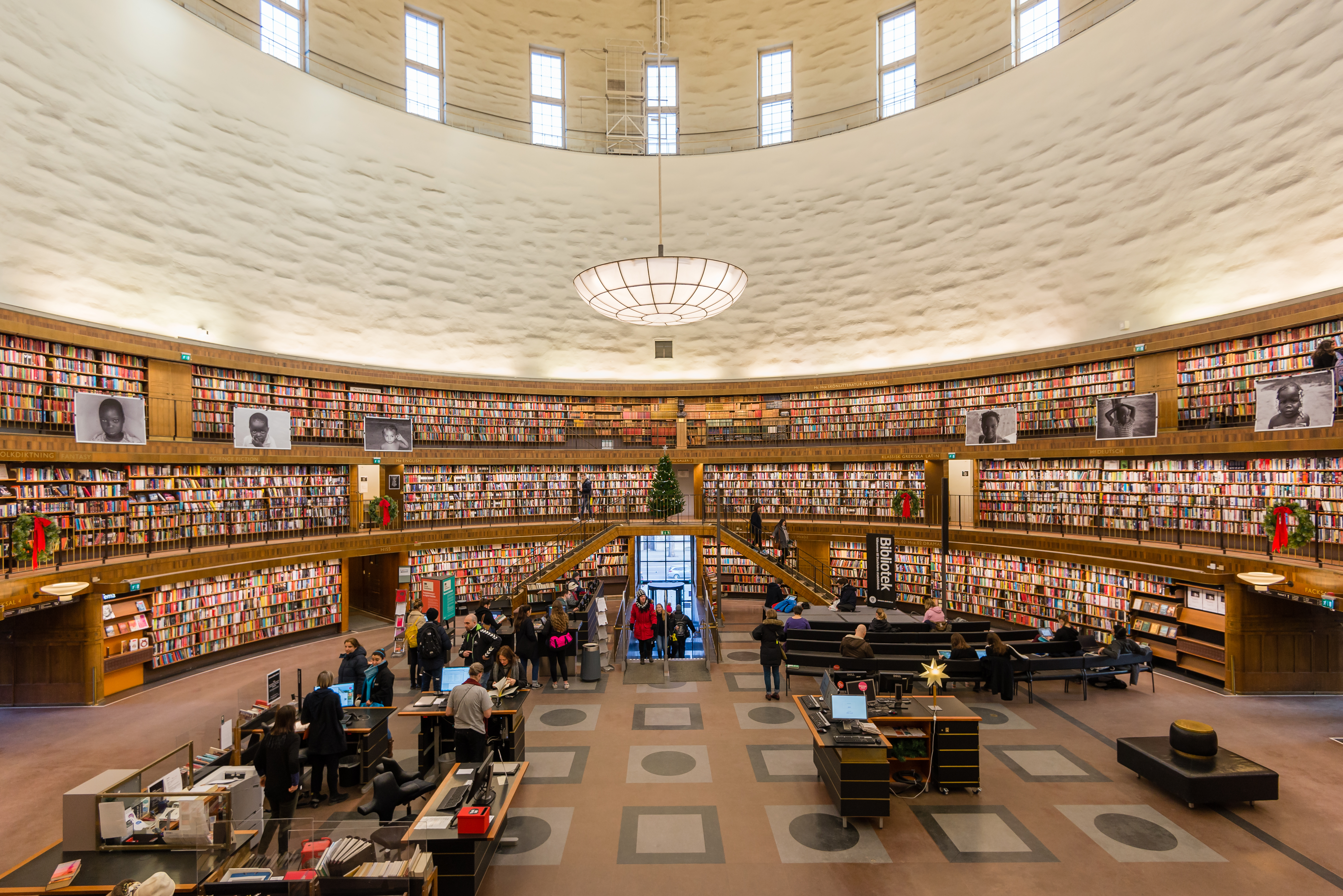 Библиотека является центром. Стокгольмская общественная библиотека Швеция. Библиотека в Стокгольме Асплунд. Бесконечная библиотека в Стокгольме.